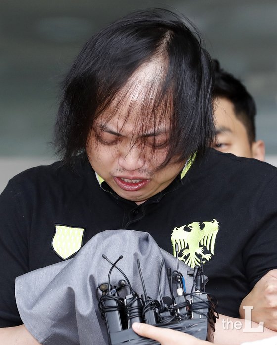 노래방 도우미를 교체해달라는 손님과 말다툼 끝에 살해하고 시신을 훼손, 유기한 변경석씨(34·노래방 업주)가 29일 오후 경기도 안양동안경찰서에서 수원지방검찰청 안양지청으로 송치되고 있다. 2018.8.29/사진=뉴스1