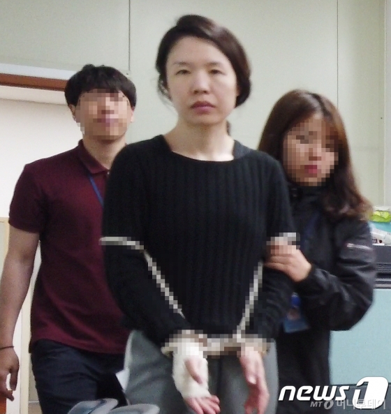 전 남편을 살해하고 사체를 유기한 혐의 등으로 구속돼 신상정보 공개가 결정된 고유정(36)이 7일 제주시 제주동부경찰서 유치장에서 진술녹화실로 이동하고 있다. 경찰은 지난 5일 신상공개위원회 회의를 열어 범죄수법이 잔인하고 결과가 중대해 국민의 알권리 존중 및 강력범죄예방 차원에서 고씨에 대한 얼굴과 이름 등 신상을 공개하기로 결정했다.(영상캡쳐)/사진=뉴스1