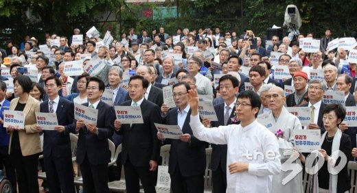 10일 서울 용산구 민주인권기념관 예정지에서 열린 제32주년 6.10 민주항쟁 기념식에서 참석자들이 광야에서를 제창하고있다. 더불어민주당 이해찬, 바른미래당 손학규, 민주평화당 정동영, 정의당 이정미 대표 등 여야 4당 지도부가 참석했다./사진=김창현 기자