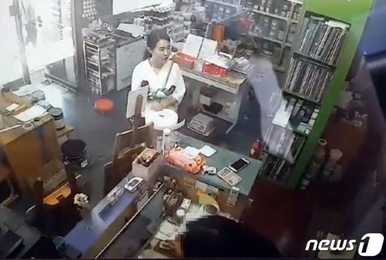 11일 제주동부경찰서는 '전 남편 살인사건' 피의자 고유정(36)이 지난달 29일 오후 인천시 한 마트에서 범행도구로 추정되는 일부 물품을 구매하고 있는 모습이 찍힌 CCTV영상을 공개했다.(제주동부경찰서 제공)/사진=뉴스1