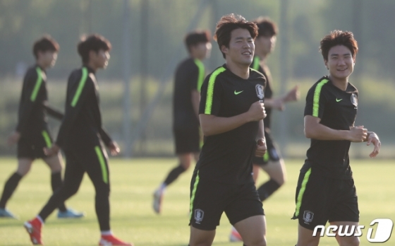 U-20 대표팀 선수들이 10일 오후(현지시간) 폴란드 아레나 루블린 보조구장에서 '2019 국제축구연맹(FIFA) U-20 월드컵' 4강전을 앞두고 훈련을 하고 있다./사진=뉴스1