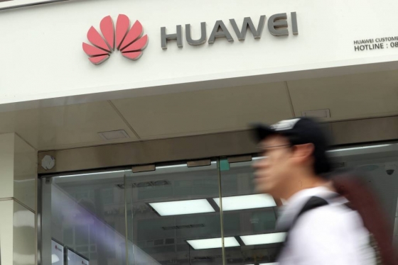 미-중 무역전쟁이 지속되는 가운데 10일 오후 서울 마포구 서교동 화웨이 직영서비스 센터 앞을 시민들이 지나치고 있다. / 사진=임성균 기자 tjdrbs23@