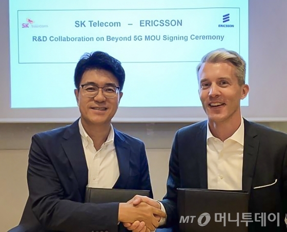 (왼쪽부터)박진효 SK텔레콤 ICT기술센터장(CTO), 퍼 나빈거(Per Narvinger) 에릭슨 네트워크 개발 총괄./사진제공=SK텔레콤