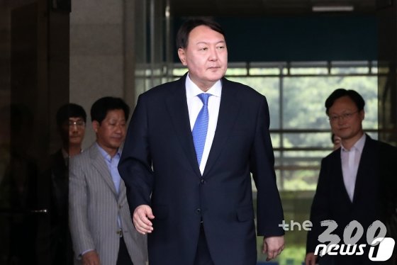 (서울=뉴스1) 민경석 기자 = 신임 검찰총장 후보자로 지명된 윤석열 서울중앙지검장이 17일 서울 서초구 서울중앙지방검찰청을 나고 있다. 2019.6.17/뉴스1   <저작권자 © 뉴스1코리아, 무단전재 및 재배포 금지>