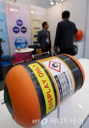 서울 중구 동대문디자인플라자(DDP)에서 열린 '2019 대한민국 수소엑스포'에 출품된 일진복합소재의 수소연료탱크. /사진=김휘선 기자 hwijpg@