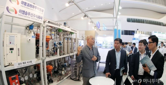 서울 중구 동대문디자인플라자(DDP)에서 열린 '2019 대한민국 수소엑스포'에서 관람객들이 이엠솔루션 부스를 둘러보고 있다. /사진=김창현 기자 chmt@