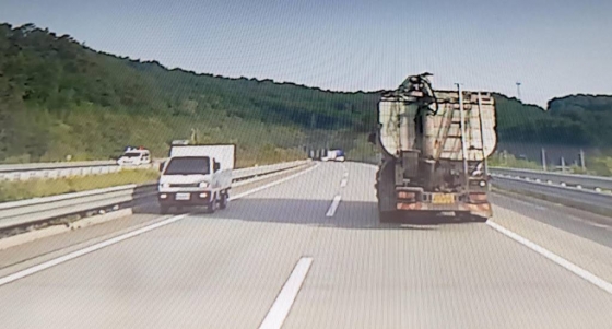 지난 4일 충남 공주시 당진·대전고속도로에서 조현병을 앓고 있는 40대 운전자의 역주행으로 3명의 사망자가 발생했다.  이 사진은 40대 운전자가 사고 나기 전 역주행을 하는 모습/사진=뉴시스