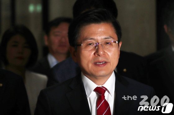 황교안 자유한국당 대표가 20일 서울 여의도 국회에서 열린 최고위원회의에 참석하고 있다. /사진=뉴스1<br>