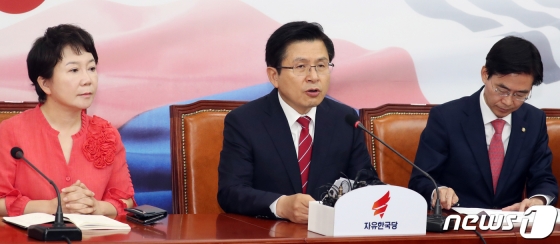 황교안 자유한국당 대표가 20일 서울 여의도 국회에서 열린 최고위원회의에서 모두발언을 하고 있다./사진=뉴스1<br>