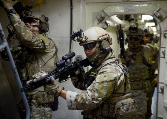 청해부대 검문검색대 대원들이 선박을 검문, 검색하고 있는 모습 / 사진제공 = 해군