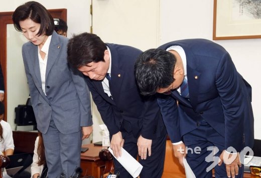 더불어민주당 이인영, 자유한국당 나경원, 바른미래당 오신환 원내대표가 24일 오후 서울 여의도 국회에서 국회정상화에 합의한 뒤 인사하고 있다./사진=홍봉진 기자