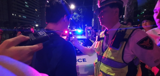 25일 새벽 0시22분 서울 강남구 리베라호텔 앞에서 하얀색 아우디차량을 운전하던 서모씨(37)가 음주측정기를 불고 있다. 서씨의 혈중알코올 농도는 0.076을 기록했다. /사진=최동수 기자