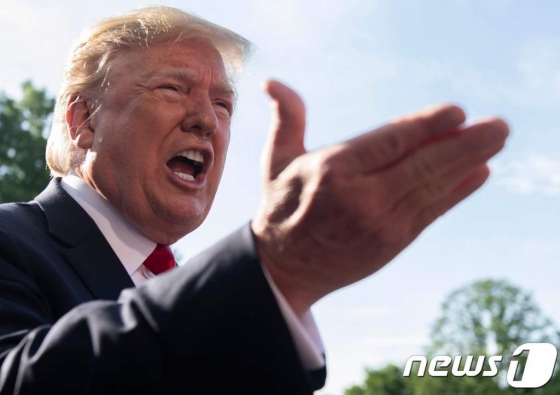 (워싱턴 AFP=뉴스1) 우동명 기자 = 지난달 30일(현지시간) 콜로라도주 콜로라도스프링스의 공군사관학교 졸업식에 참석하기 위해 워싱턴 백악관을 나서면서 취재진들과 얘기를 나누고 있다. 트럼프 대통령은 이날 대중 '관세폭탄'이 중국에 파괴적 영향을 주고 있다면서 중국은 협상을 원할 것이라고 말하며, "중국은 우리와 협상을 하고 싶어 할 것이며 우리는 협상을 했고 그들은 협상을 파기했다"고 강조했다.    © AFP=뉴스1  <저작권자 © 뉴스1코리아, 무단전재 및 재배포 금지>