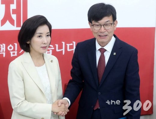 김상조 청와대 정책실장이 27일 오후 서울 여의도 국회에서 자유한국당 나경원 원내대표를 면담하기 앞서 인사를 나누고 있다. / 사진=홍봉진 기자 honggga@