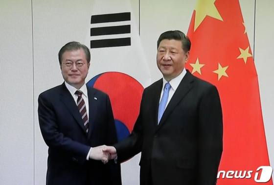 G20 정상회의 참석차 일본을 방문한 문재인 대통령이 27일 오후 일본 오사카 웨스틴호텔에서 시진핑 중국 국가주석과 회담하기에 앞서 악수를 나누고 있다.(YTN캡쳐)2019.6.27/뉴스1  <저작권자 © 뉴스1코리아, 무단전재 및 재배포 금지>