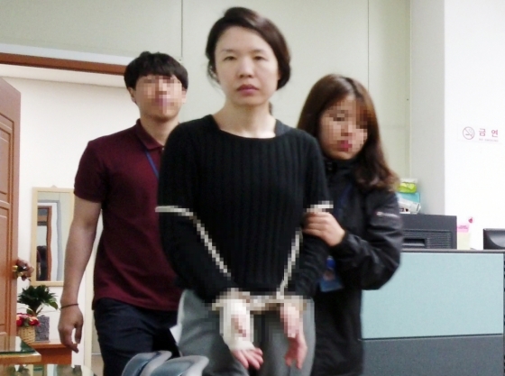 전 남편을 살해하고 사체를 유기한 혐의 등으로 구속돼 신상정보 공개가 결정된 고유정(36)이 7일 제주시 제주동부경찰서 유치장에서 진술녹화실로 이동하고 있다./사진=뉴스1