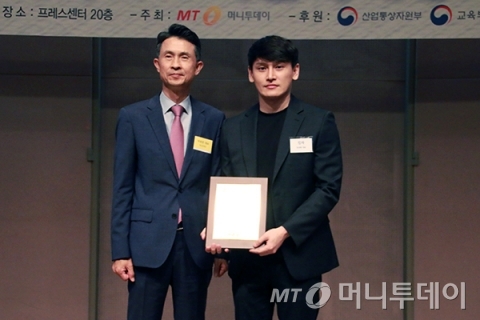 ‘2019 제4회 소비자가 뽑은 서비스고객만족대상 시상식’에서 짐싸 한성배 대표가 수상했다/사진제공=중기창업팀