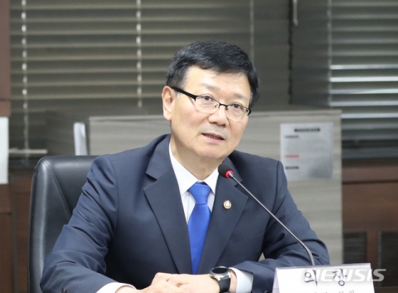 【서울=뉴시스】 전진환 기자 = 인도협력 민관정책협의회 제1차 전체 회의가 열린 21일 오후 서울 종로구 정부서울청사 회의실에서 공동의장인 서호 통일부 차관이 모두발언을 하고 있다. 2019.06.21. amin2@newsis.com