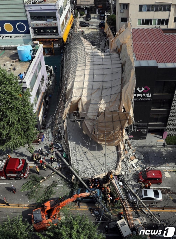 4일 오후 서울 서초구 잠원동에서 철거 작업 중이던 5층 건물의 외벽이 무너져 소방대원들이 인명구조 작업을 하고 있다. /사진=뉴스1