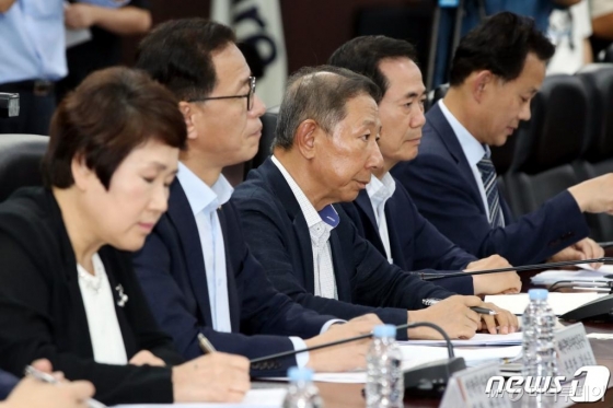 (서울=뉴스1) 이광호 기자 = 남기만 한국반도체산업협회 부회장(가운데) 등이 4일 오후 서울 종로구 한국무역보험공사에서 열린 일본의 수출 통제 관련 관계기관회의에 참석해 유명희 산자부 통상교섭본부장의 모두발언을 듣고 있다.2019.7.4/뉴스1  <저작권자 © 뉴스1코리아, 무단전재 및 재배포 금지>