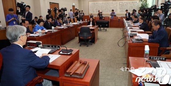 (서울=뉴스1) 김명섭 기자 = 여상규 국회 법제사법위원회 위원장과 위원들이 7월1일 서울 여의도 국회에서 열린 전체회의에서 윤석열 검찰총장후보자 인사청문회 실시계획서 채택의 건 등을 논의하고 있다. 2019.7.1/뉴스1 <저작권자 © 뉴스1코리아, 무단전재 및 재배포 금지>