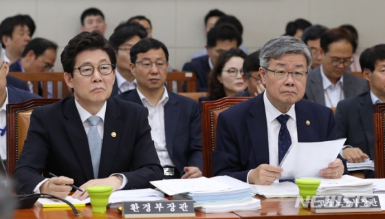 【서울=뉴시스】 전진환 기자 = 국회 환경노동위원회 전체회의가 열린 8일 오전 서울 여의도 국회 환노위 회의실에서 이재갑(오른쪽) 고용노동부장관과 조명래 환경부장관이 자리하고 있다. 2019.07.08.   amin2@newsis.com