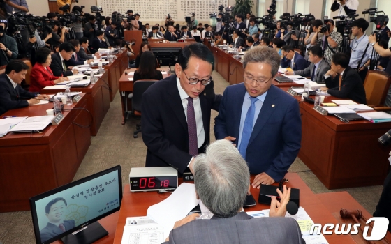 (서울=뉴스1) 김명섭 기자 = 여상규 국회 법제사법위원회 위원장이  8일 서울 여의도 국회 법사위 회의장에서 열린 윤석열 검찰총장후보자 인사청문회에서 송기헌 더불어민주당, 김도읍 자유한국당 간사와 대화를 하고 있다. 2019.7.8/뉴스1   <저작권자 © 뉴스1코리아, 무단전재 및 재배포 금지>