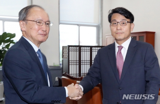 【서울=뉴시스】이종철 기자  = 윤상현 국회 외교통일위원장이 8일 오전 서울 여의도 국회에서 나가미네 야스마사 주한 일본대사와 면담에 앞서 악수를 하고 있다. 2019.07.08.   jc4321@newsis.com
