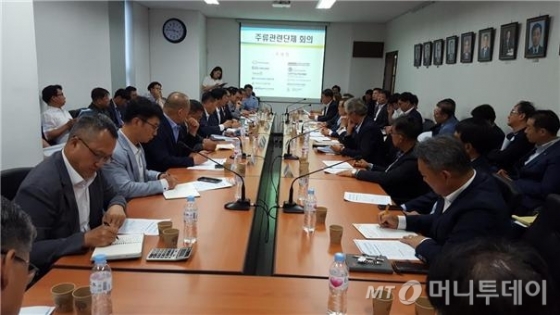 국세청이 지난 9일 서울 서초구 양재동 한국주류산업협회 회의실에서 주류 산업 단체 관계자들과 제조사 등을 불러 주류거래질서 관련 고시 수정안을 내놓고 의견을 듣는 자리를 마련했다. /사진제공=한국주류산업협회