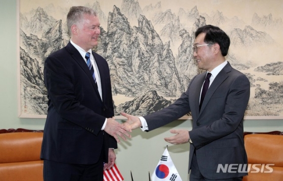 【서울=뉴시스】 고범준 기자 = 이도훈 외교부 한반도평화교섭본부장(오른쪽)과 스티븐 비건 국무부 대북정책특별대표가 28일 서울 종로구 정부서울청사 별관에서 열린 한·미 북핵 수석대표 협의에 앞서 악수하고 있다. 2019.06.28.   photo@newsis.com