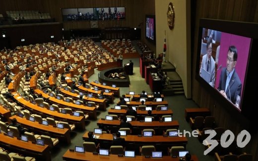 이낙연 국무총리가 9일 오후 서울 여의도 국회에서 열린 정치·외교·안보·통일 분야 대정부질문에서 의원들의 질문에 답변하고 있다./사진=홍봉진 기자