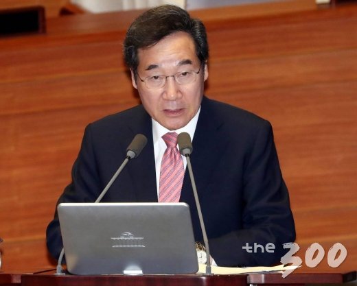 이낙연 국무총리가 10일 오후 서울 여의도 국회 본회의장에서 김기선 자유한국당 의원의 경제분야에 관한 대정부 질문에 답변을 하고 있다./사진=홍봉진 기자