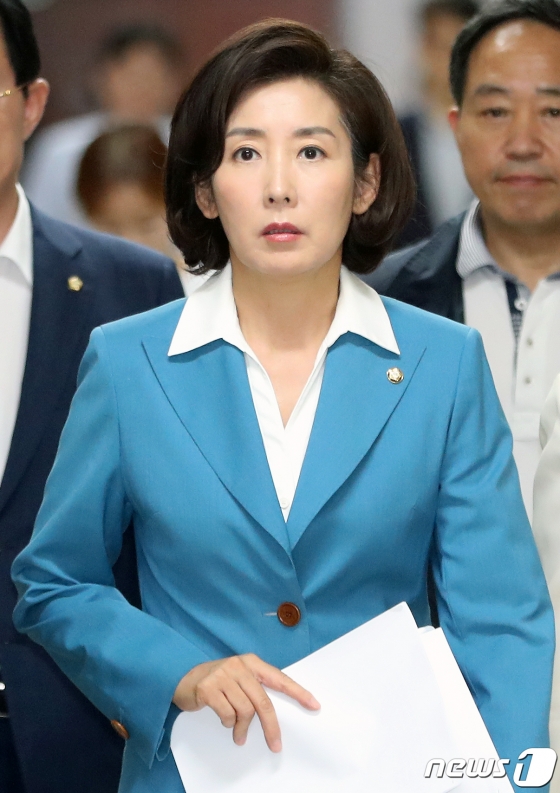 (서울=뉴스1) 이종덕 기자 = 나경원 자유한국당 원내대표가 14일 서울 여의도 국회에서 ‘안보해체, 이제는 문재인대통령이 답해야 합니다’ 기자회견장으로 이동하고 있다. 나경원 원내대표는 '북한 선박 삼척항 입항사건, 해군 2함대 허위자백 종용 사건, 한미연합훈련 축소 등을 예로 들며 대한민국안보가 붕괴됐다'고 말했다. 2019.7.14/뉴스1 <저작권자 © 뉴스1코리아, 무단전재 및 재배포 금지>