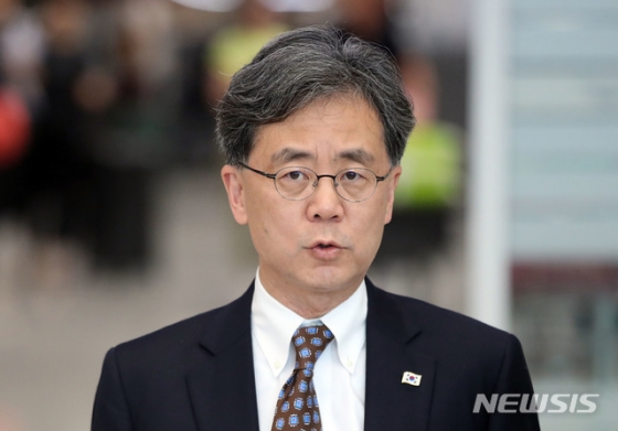 【인천공항=뉴시스】박미소 기자 = 김현종 청와대 국가안보실 2차장이 14일 오후 인천공항을 통해 입국하며 취재진의 질문에 답하고 있다. 김 차장은 이날 워싱턴DC 인근 덜레스 국제공항에서 특파원들을 만나 "미국 행정부, 의회, 싱크탱크 등 여론메이커들을 만나 일본의 일방적 조치가 부당하고, 이 부당한 조치가 한미일 안보 상황에 미치는 영향을 설명했다"고 밝혔다.2019.07.14. misocamera@newsis.com