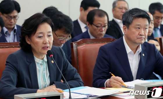 박영선 중소벤처기업부 장관이 16일 서울 여의도 국회에서 열린 산업통상자원중소벤처기업위원회 전체회의에서 의원 질의에 답변하고 있다. 오른쪽은 김학도 중소벤처기업부 차관. 이날 박영선 장관의 업무보고에 앞서 자유한국당 의원들이 박 장관의 인사청문 자료 미제출 및 거짓말 등에 대해 입장표명을 요구했다/사진=뉴스1