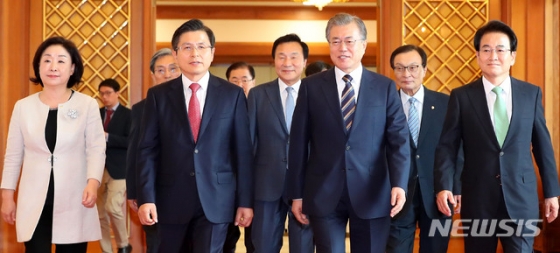 【서울=뉴시스】전신 기자 = 문재인 대통령이 18일 청와대 본관 인왕실에서 열린 '정당 대표 초청 대화'에 여야 5당 대표들과 입장하고 있다.   왼쪽부터 심상정 정의당 대표, 노영민 비서실장, 황교안 자유한국당 대표, 손학규 바른미래당 대표, 문재인 대통령, 이해찬 더불어민주당 대표, 정동영 민주평화당 대표. 2019.07.18.   photo1006@newsis.com