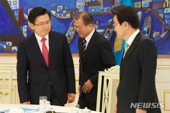 【서울=뉴시스】전신 기자 = 문재인 대통령이 18일 청와대 본관에서 열린 '정당 대표 초청 대화'에 참석하고 있다. 2019.07.18.   photo1006@newsis.com