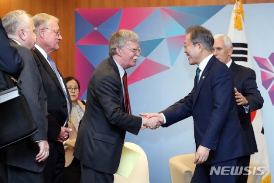 【싱가포르=뉴시스】박진희 기자 = 문재인 대통령이 15일 오후 싱가포르 선텍 회의장 양자회담장에서 마이크 펜스 미국 부통령의 안내로 존 볼턴 미 백악관 국가안보보좌관과 인사하고 있다. 2018.11.15. pak7130@newsis.com <저작권자ⓒ 공감언론 뉴시스통신사. 무단전재-재배포 금지.>