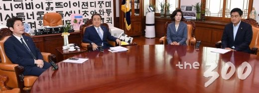 문희상 국회의장과 더불어민주당 이인영, 자유한국당 나경원, 바른미래당 오신환 원내대표가 22일 오전 서울 여의도 국회의장실에서 회동하고 있다./사진=홍봉진 기자