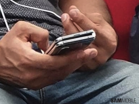 최근 인도 뉴델리 기차에서 갤럭시폴드로 추정되는 제품이 포착됐다. /사진=샘모바일