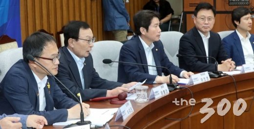 이해찬 더불어민주당 대표가 24일 오전 서울 여의도 국회에서 열린 확대간부회의에서 발언하고 있다./사진=홍봉진 기자