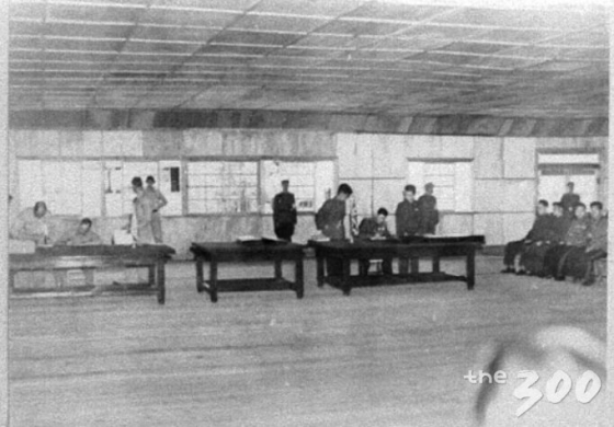 1953년 7월27일 해리슨 유엔대표와 남일 북한대표의 휴전협정조인 모습/사진출처=국가기록원 제공 자료