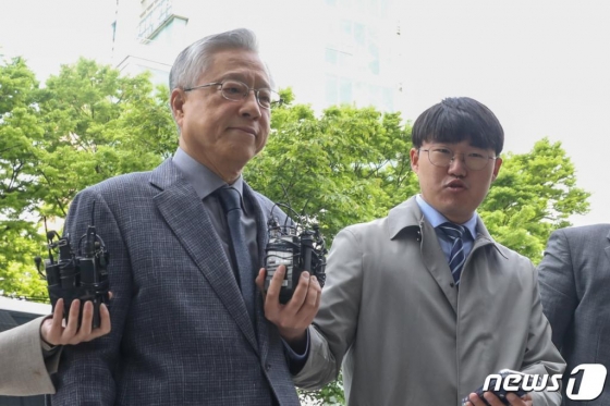 KT 채용 비리에 관여한 혐의를 받는 이석채 전 KT 회장이 지난4월30일 오전 서울 양천구 남부지방법원에서 열린 구속 전 피의자 심문(영장실질심사)에 출석하고 있다./사진=뉴스1