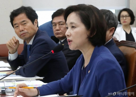 김승환 전북교육감이 6월26일 오후 서울 여의도 국회에서 열린 교육위원회 전체회의에서 유은혜 교육부 장관을 바라보고 있다./사진=홍봉진 기자