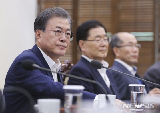 【서울=뉴시스】박진희 기자 = 문재인 대통령이 22일 청와대 여민관에서 수석 비서관·보좌관 회의를 주재하고 있다. 2019.07.22. pak7130@newsis.com
