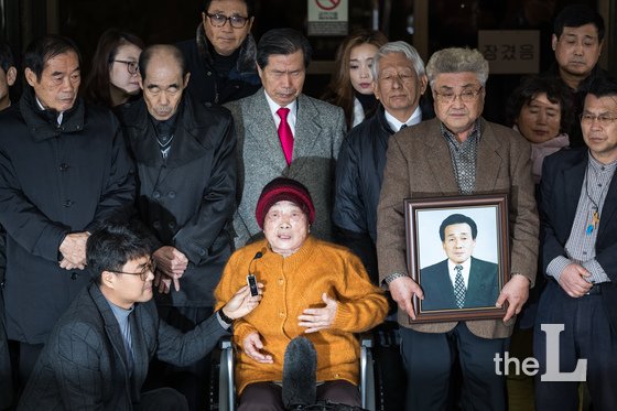 김성주 일제강제징용 근로정신대 피해 할머니가 지난해 서울 서초구 대법원에서 열린 강제징용 및 근로정신대 피해 일본 미쓰비시중공업 상대 손해배상청구 소송 선고 공판 후 소감을 밝히며 눈시울을 붉히고 있다./사진=뉴스1