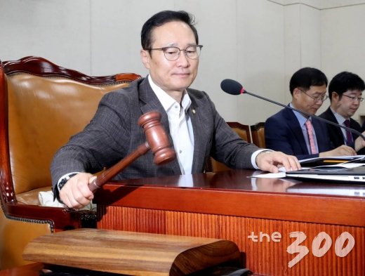홍영표 국회 정치개혁특별위원회 위원장이 23일 오전 서울 여의도 국회에서 열린 정치개혁특별위원회 전체회의에서 의사봉을 두드리고 있다. /사진=홍봉진 기자