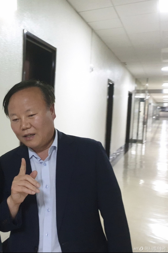 추가경정예산안 심사를 담당하는 김재원 예결위원장(오른쪽)이 1일 밤 11이를 넘은 시간 국회 예결위 회의장 앞에 나타났다/사진=김민우 기자