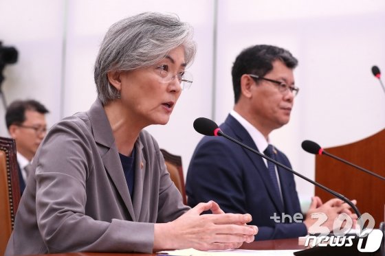 강경화 외교부 장관이 30일 오전 서울 여의도 국회에서 열린 외교통일위원회 전체회의에서 의원들의 질의에 답하고 있다. /사진=뉴스1