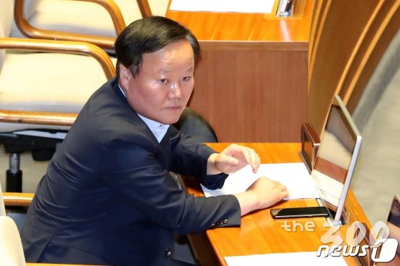 김재원 국회 예결위원장이 2일 서울 여의도 국회에서 열린 제370회국회(임시회) 제1차 본회의에 참석해 자리를 지키고 있다. /사진=뉴스1